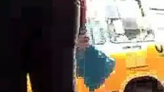 فتاة كبيرة تئن بلا سيطرة أثناء إيلاج مزدوج شديد