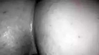 عاهرة ناضجة بمؤخرة كبيرة تأخذ جماعًا قاسيًا في فتحتها الضيقة