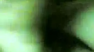 كان زوجان إندونيسي يمارسان زوجها مع زوجها، بينما كانت في العمل طوال اليوم