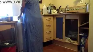 زوجة الأب العربية تشارك زوجة الابن بالتبني في مطبخ بورنو عنيف