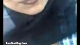 فتاة محجبة تكشف عن ثدييها الكبيرة للمسها في العلن