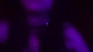 رباط في غرفة مظلمة مع هزاز قوي ومثير