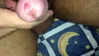 شفط زجاجي مخروطي – مشهد إباحي مركّز على الحلمات