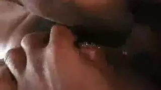 قضيب أسود سميك يلعب بعمق داخل مهبلها