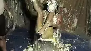 بورن عنيف في الخارج مع آسيوية مبللة تركب زب