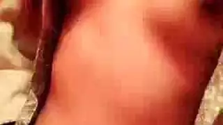 العاهرة الآسيوية مدمنة على مص القضيب للمتعة