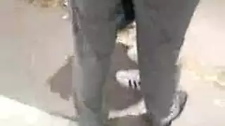 أسود مثير يدلك قضيب صديقه المنتصب في غرفة النوم