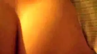 بداية ثلاثية عنيفة: صديقة تُمارس معها الجنس بخشونة والرجل الثاني مستعد للقذف