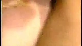 فرك اثنان من الكتاكيت برفق فرك البظر لبعضهما البعض بينما يتم مارس الجنس بشكل صحيح