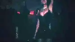 إلهة ذات أثداء كبيرة تسيطر على مراهقة صغيرة في مشهد إباحي