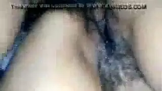 فتاة ممتلئة بشعر مجعد يتم مشاركتها من قبل الزوج والصديق