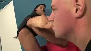 وسيم يخدم شركاء متعددين في الإباحية