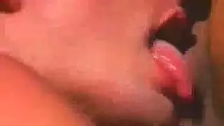 مباراة مصارعة نسائية تؤدي إلى فرك بظر صريح وهزة الجماع