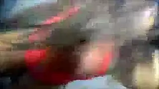 جميلة سمراء ناضجة تأخذ قضيبين في أول ثلاثي جنسي مع جارتها