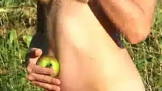 مراهقة يابانية صغيرة تشارك في فعل جنسي صريح