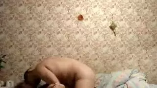 زوجان هاويان يأخذان قضيبًا صلبًا معًا في ويبكام إباحي