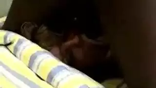 جنس وحشي على الأريكة مع شقراءتين وقضيب ضخم