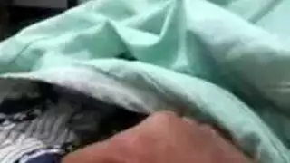 شقراء تحصل على هزات جماع متعددة باستخدام الأرز على الأريكة