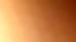 صبيان فضوليان يساعدان هذا الصبي الجميل البالغ من العمر عشر سنوات على اللعب