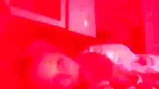 علاقة ثلاثية صريحة: قضيبان يُسعدان صديقة تصرخ من المتعة