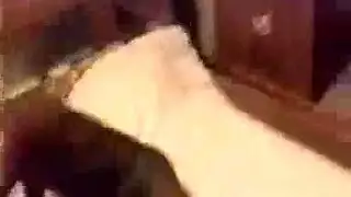 يقدم زوجته الخجولة للزنجي