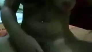 تلعب بكسها وتتوسل لقضيبه الصلب داخل أعماقها