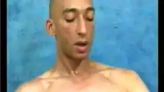 قضيب حصان مشعر يطلق حبلًا ضخمًا من السائل المنوي