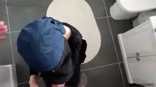 من التوسل إلى الأنين: الخادمة تأخذه بعمق في المؤخرة