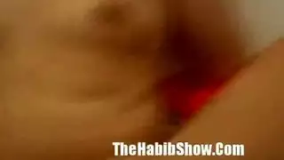 إباحي صريح: عاهرة آسيوية تأخذ القضيب العربي بعمق