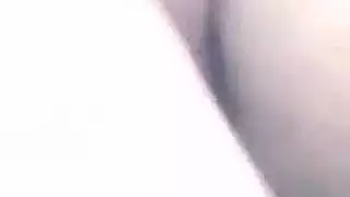 عربية ذات صدر كبير تأخذ قضيبًا سمينًا في مؤخرتها