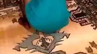 هوس امرأة تركية ناضجة بالجوارب الطويلة يؤدي إلى فعل صريح على الأرض