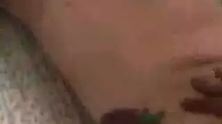 آسيوية بالكاد بالغة تمارس الجنس مع قضيبين في علاقة جماعية