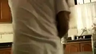 أفلام إكس: انحناء فوق المنضدة بقميص نوم حريري