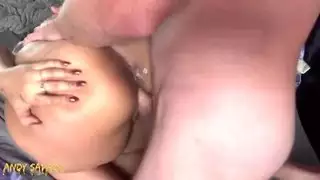 فتحتها المنقوعة تأخذ عموداً أبيض عملاقاً في العمق