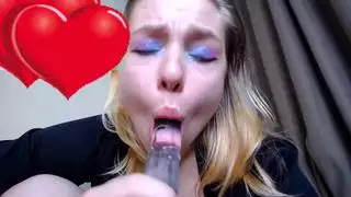 فتاة صغيرة ممتلئة الجسم تمص الحلمة وتُضرب بقوة في الإباحية