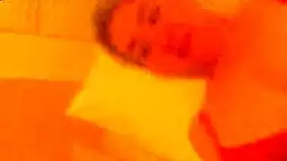 شغف سياسي: فرج كارا يبلل قضيبه في مشهد إباحي صريح