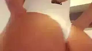 جميلة البشرة الزيتونية تتوق لجلسة إباحية قاسية مع رجل مثار