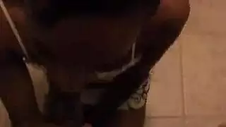 إصبع فرجها الأسود الضيق حتى تبلغ ذروتها بقوة