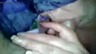 تمتلك الفتاة المصرية الممتلئة في التراب