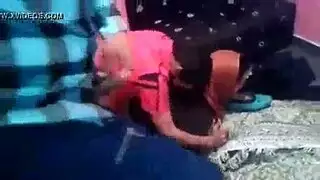 عاهرة مصرية ممتلئة ذات أثداء كبيرة تخدم عدة رجال