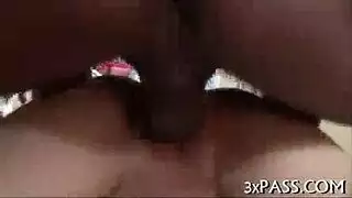 إباحية تمدد متطرفة: فرجها يمتلئ بقضيب أسمر قوي