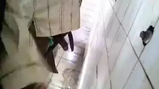 بنت ممتلئة تتعرض للجماع بقوة من قضيبين أسمرين في دكان