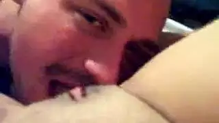 شاب يقدم جنس فموي شديد لمص الثدي