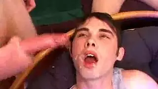 أختان تتحرران في فيلم إباحي صريح