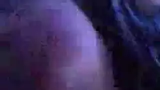 العاهرة السمراء النشطة لا تستطيع الانتظار لتركب قضيباً عملاقاً طوال الليل