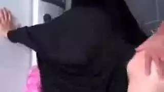 خدمة سباك إباحية: شرج خشن وضخ مهبل لفتاة منتقبة شقية