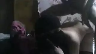 جلسة الجار الشرجية القاسية مع الفتاة المحجوبة تنتهي بالقذف داخلها