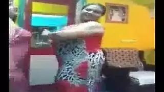 مشهد بيت دعارة إباحي: فتوات مثيرات يرتعن في قمصان النوم