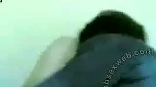 العاهرات بالبنطال الداخلي تؤدي رقصة إباحية لعملاء