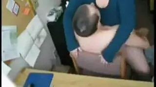 كاميرا خفية: سكرتيرة مثارة تستلم طرداً في مؤخرتها من ساعي البريد